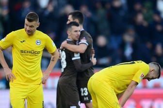 Bielefelds Florian Hartherz (l) und Cedric Brunner (r) reagieren enttäuscht nach der Partie gegen FC St.