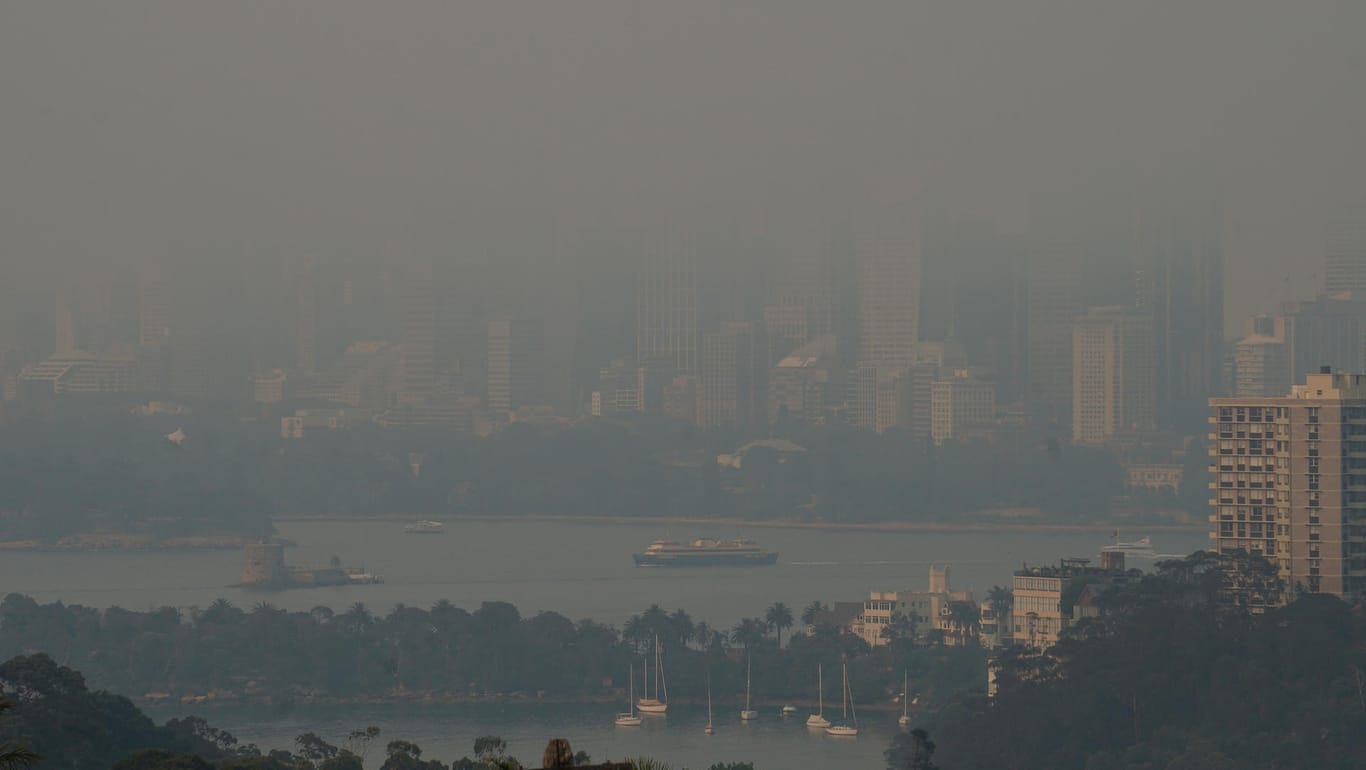 Berühmter Hafenblick – vernebelt: Der Rauch der Buschfeuer hat die Millionenstadt Sydney eingehüllt.