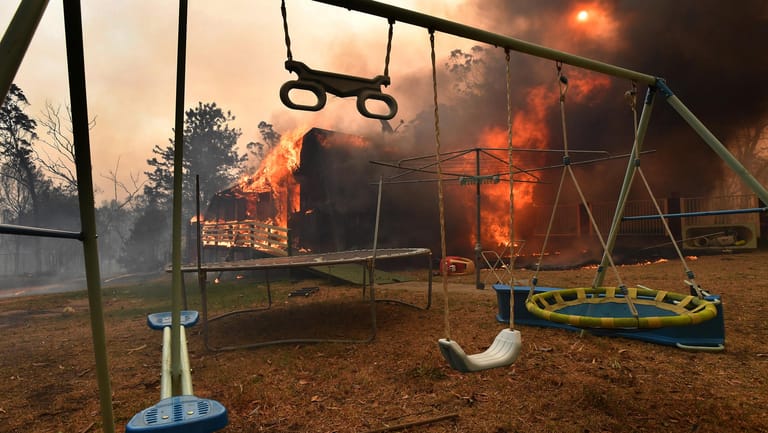 Verheerende Buschbrände: In der Ortschaft Buxton steht neben einem Spielplatz ein Haus in Flammen.