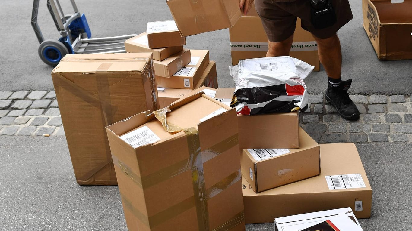 Paket-Zusteller bei der Arbeit (Symbolbild): In Minden sollen zwei Zusteller zahlreiche Pakete geöffnet haben.