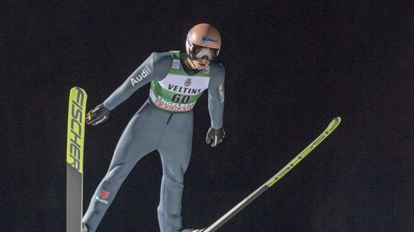 Skispringer Karl Geiger in Aktion.