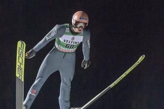 Skispringer Karl Geiger in Aktion.
