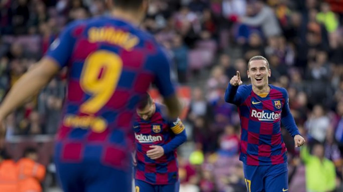 Antoine Griezmann (r) von FC Barcelona jubelt nach einem Tor.