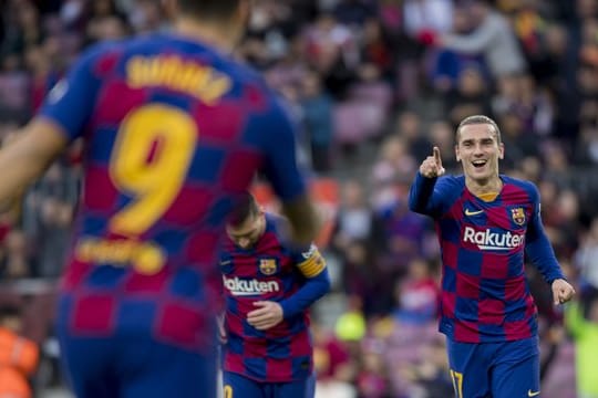 Antoine Griezmann (r) von FC Barcelona jubelt nach einem Tor.