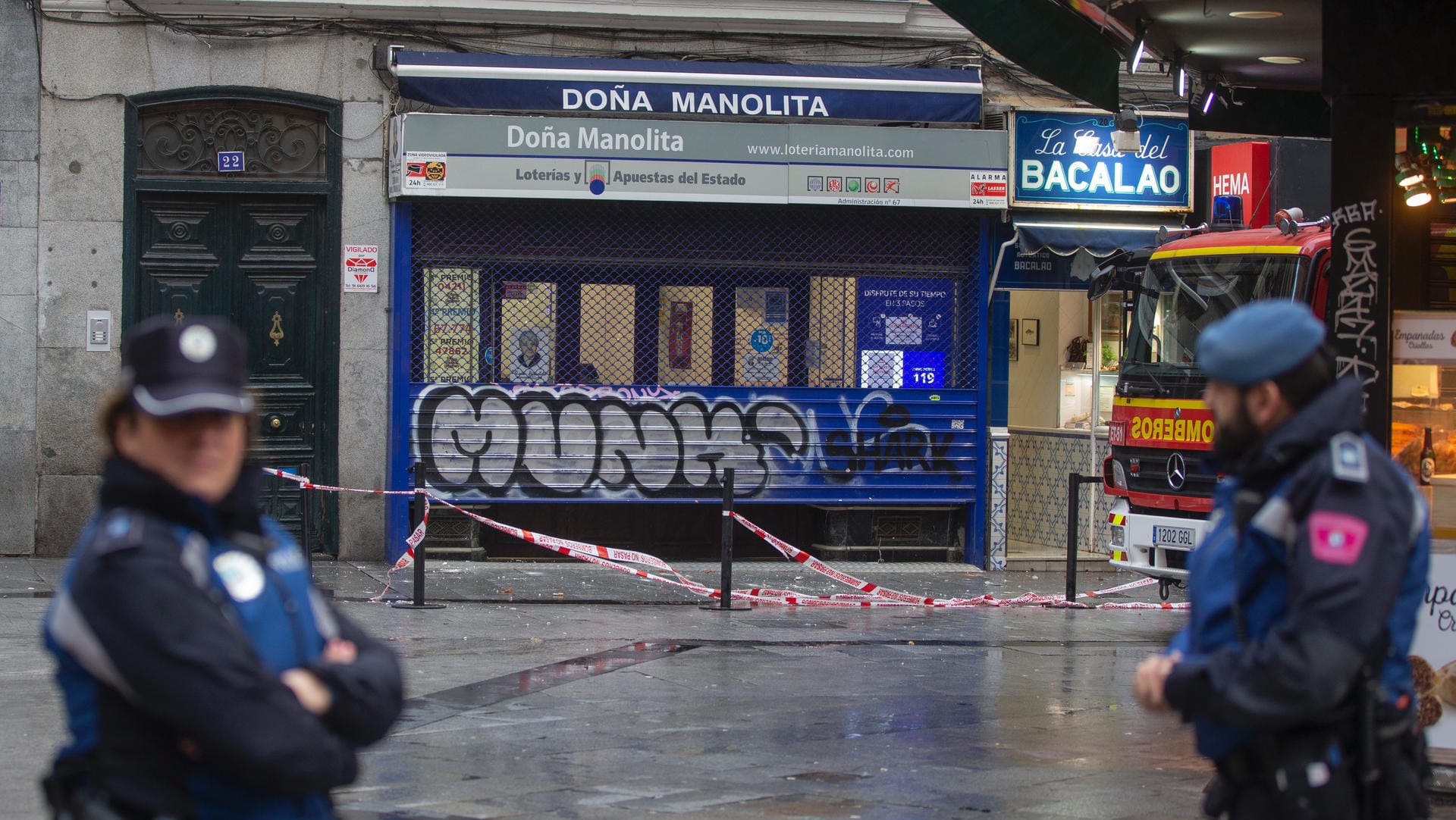 Sturm in Madrid: Vor einem Lotterie-Shop ist ein Bereich mit Absperrband blockiert, weil ein Bauteil herabzustürzen droht.