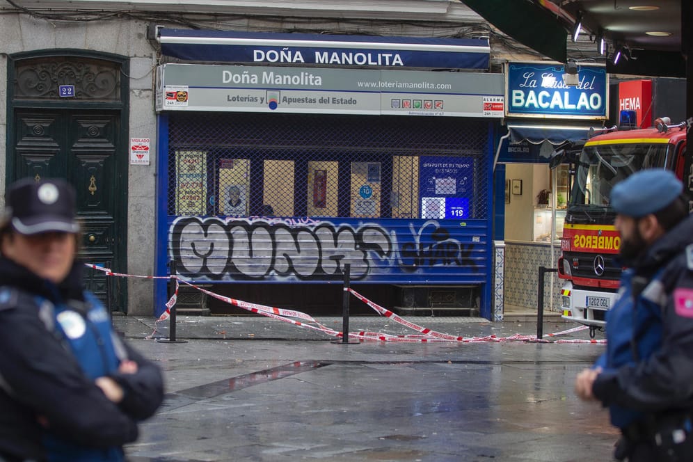 Sturm in Madrid: Vor einem Lotterie-Shop ist ein Bereich mit Absperrband blockiert, weil ein Bauteil herabzustürzen droht.