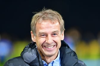 Trainer Jürgen Klinsmann antwortet schwammig auf Fragen zum möglichen Xhaka-Transfer.