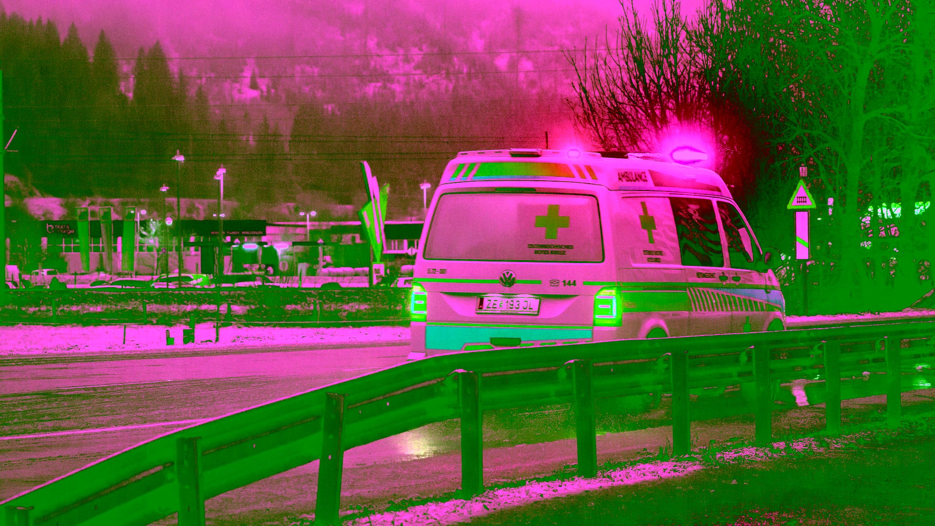 Rettungswagen an der Glocknerstraße: Das Kleinflugzeug war bei widrigen Bedingungen abgestürzt. Rettungswagen an der Glocknerstraße: Das Kleinflugzeug war bei widrigen Bedingungen abgestürzt.