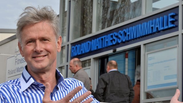 Weltklasseschwimmer Roland Matthes ist im baden-württembergischen Wertheim nach kurzer, schwerer Krankheit im Alter von 69 Jahren gestorben. Weltklasseschwimmer Roland Matthes ist im baden-württembergischen Wertheim nach kurzer, schwerer Krankheit im Alter von 69 Jahren gestorben.