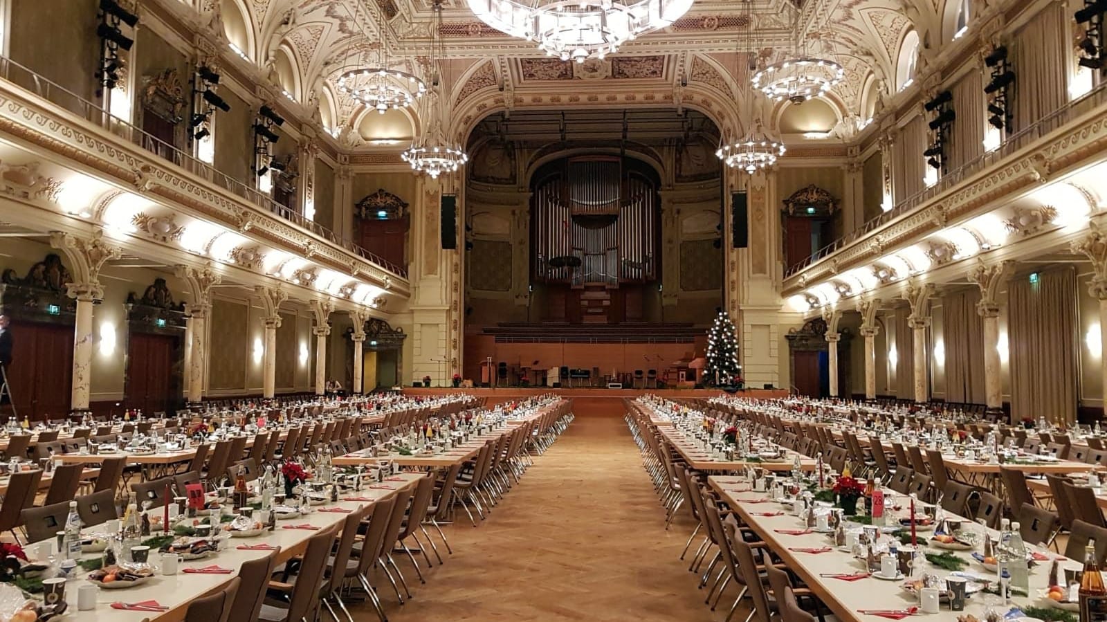 Gedeckte Tische in der Stadthalle: Rund 600 Personen finden hier an Heiligabend einen Platz für ein gemeinsames Essen und schöne Gespräche.