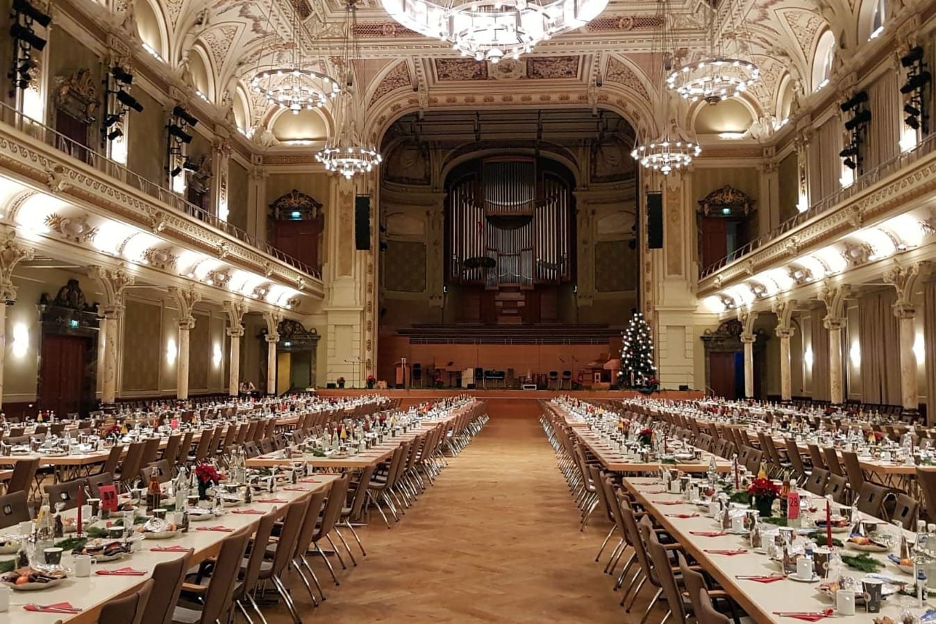 Gedeckte Tische in der Stadthalle: Rund 600 Personen finden hier an Heiligabend einen Platz für ein gemeinsames Essen und schöne Gespräche.