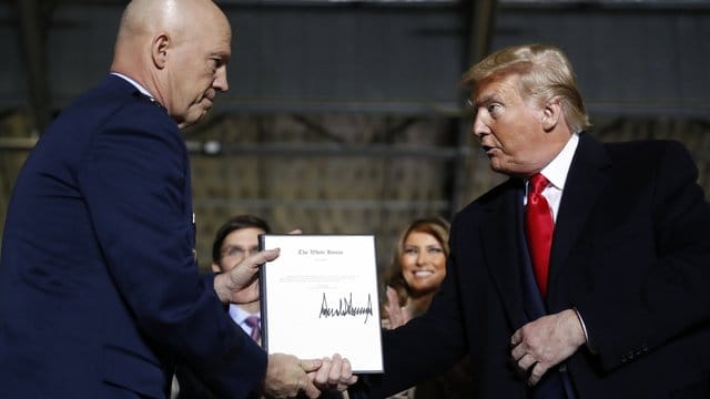US-Präsident Donald Trump überreicht General Jay Raymond (l) die Ernennungsurkunde als Befehlshaber der neuen "Space Force". US-Präsident Donald Trump überreicht General Jay Raymond (l) die Ernennungsurkunde als Befehlshaber der neuen "Space Force".