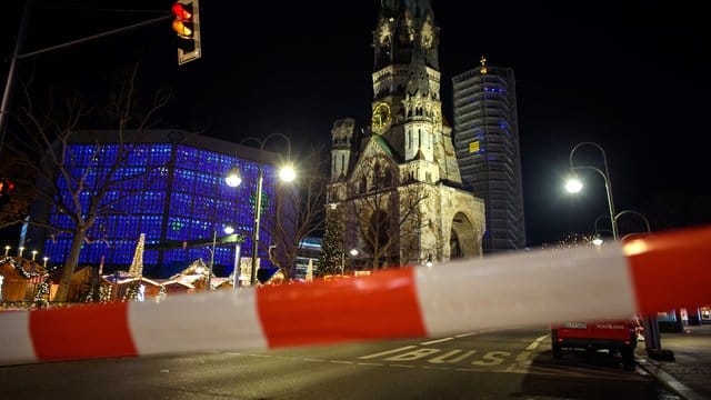 Nach Hinweisen auf einen möglicherweise verdächtigen Gegenstand räumte die Polizei am Samstagabend den Berliner Weihnachtsmarkt am Breitscheidplatz. Nach Hinweisen auf einen möglicherweise verdächtigen Gegenstand räumte die Polizei am Samstagabend den Berliner Weihnachtsmarkt am Breitscheidplatz.