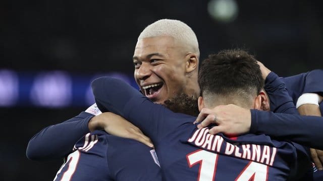 PSGs Kylian Mbappe (M) jubelt mit seinen Teamkameraden.