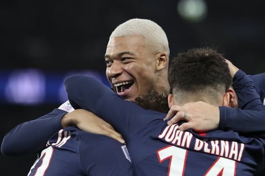 PSGs Kylian Mbappe (M) jubelt mit seinen Teamkameraden.