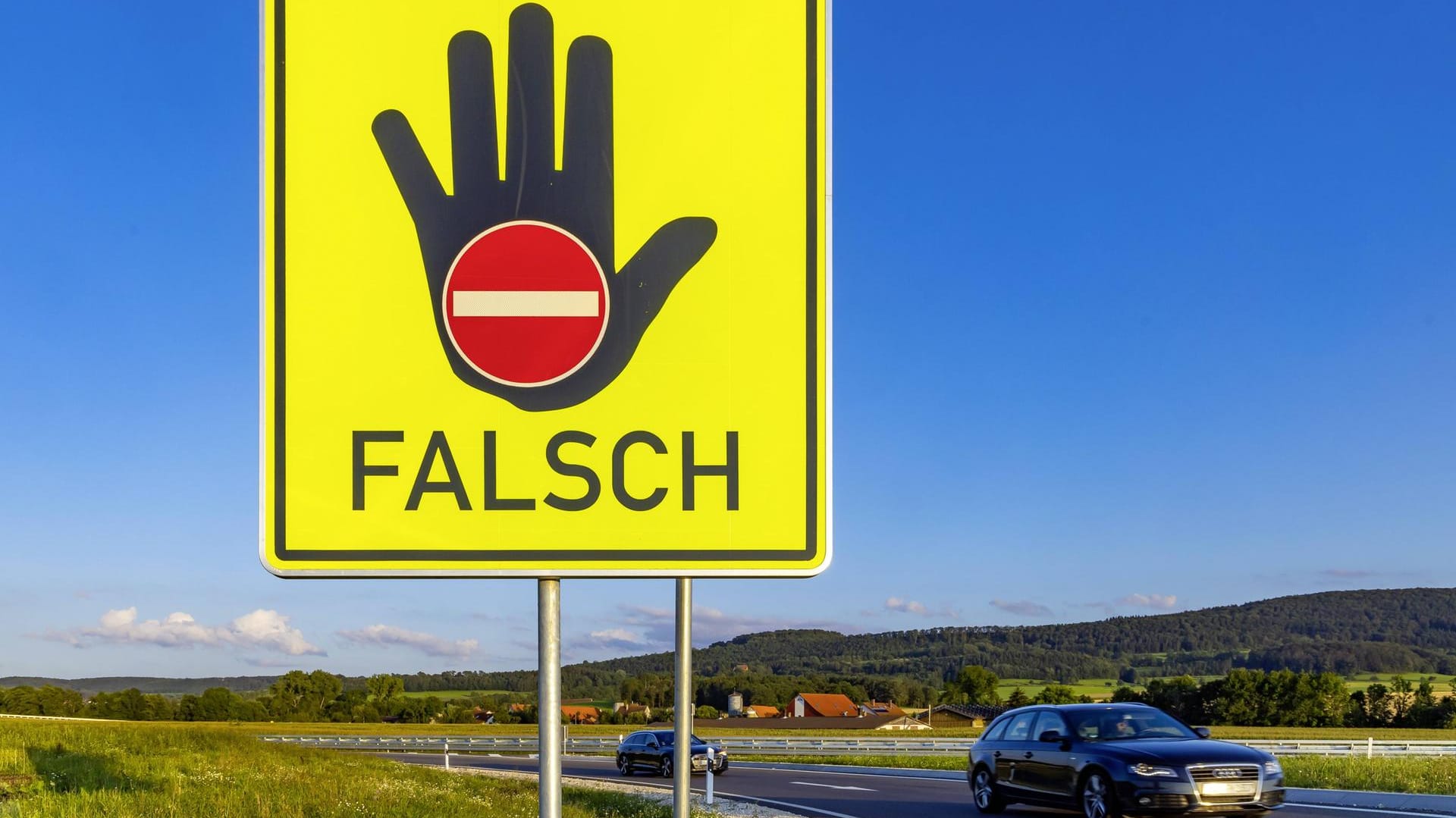 Hinweisschild für Autofahrer (Symbolbild): Ein Geisterfahrer ist mit 180 Stundenkilometern über die Autobahn gerast und hat dabei einen Unfall verursacht. Hinweisschild für Autofahrer (Symbolbild): Ein Geisterfahrer ist mit 180 Stundenkilometern über die Autobahn gerast und hat dabei einen Unfall verursacht.