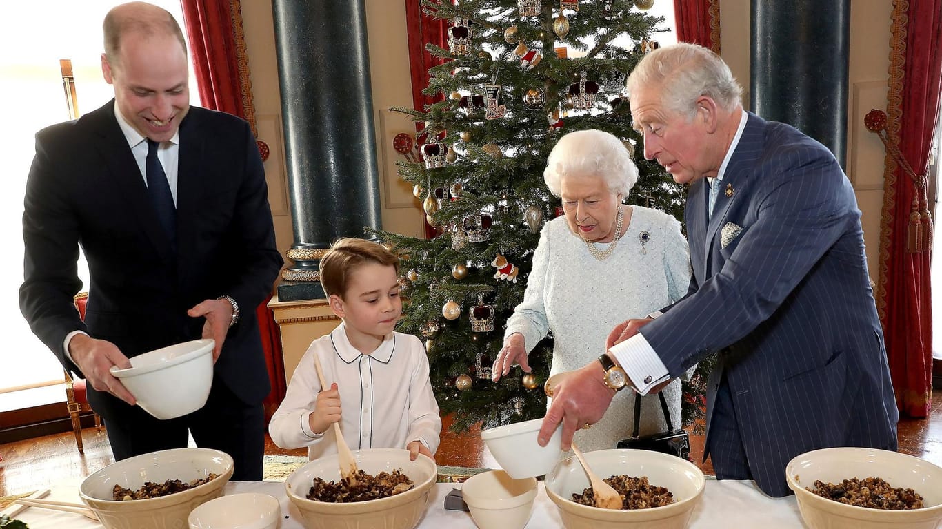 Prinz William, Prinz George, Queen Elizabeth II. und Prinz Charles: Die vier Royals bereiten für den guten Zweck Christmas Pudding zu.