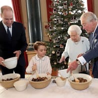Prinz William, Prinz George, Queen Elizabeth II. und Prinz Charles: Die vier Royals bereiten für den guten Zweck Christmas Pudding zu.