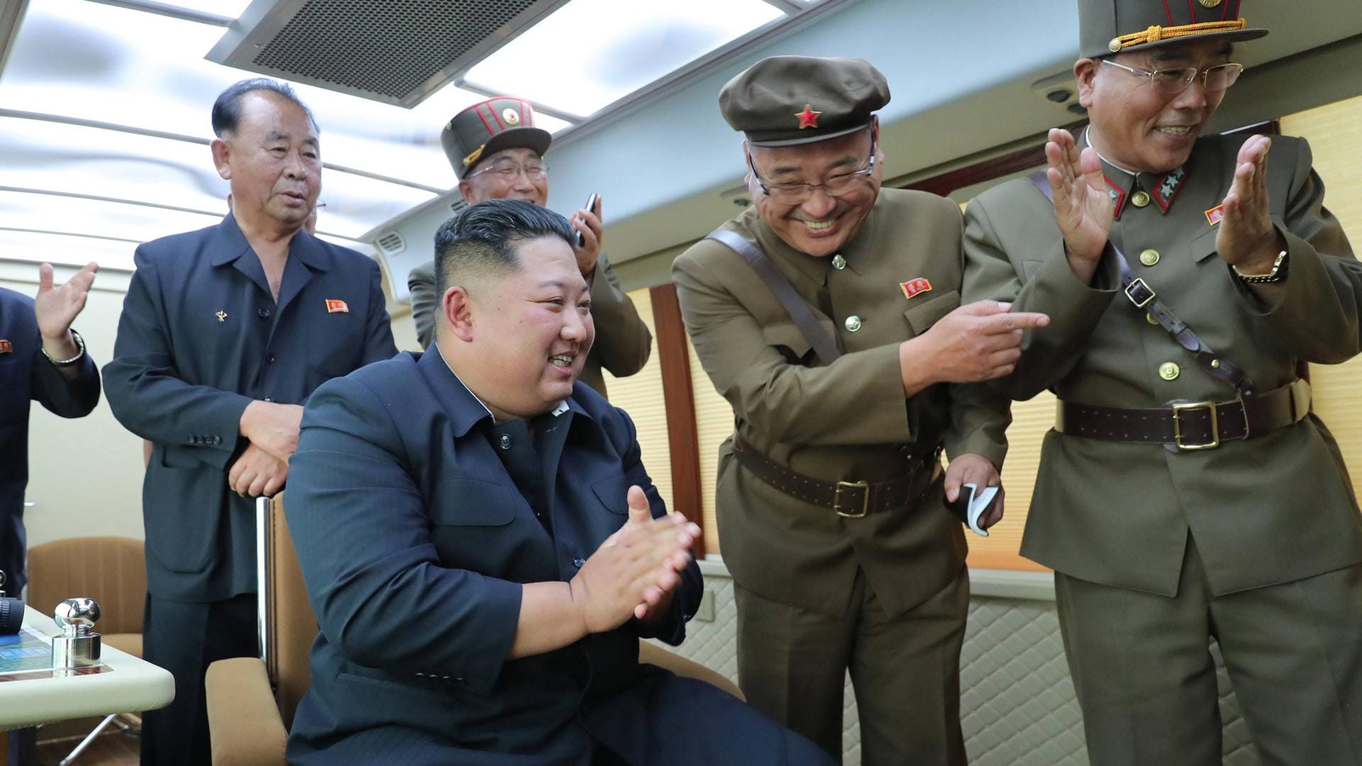 Kim Jong Un mit Militärs (Archivbild): Der nordkoreanische Machthaber will die militärische Stärke seines Landes ausbauen.