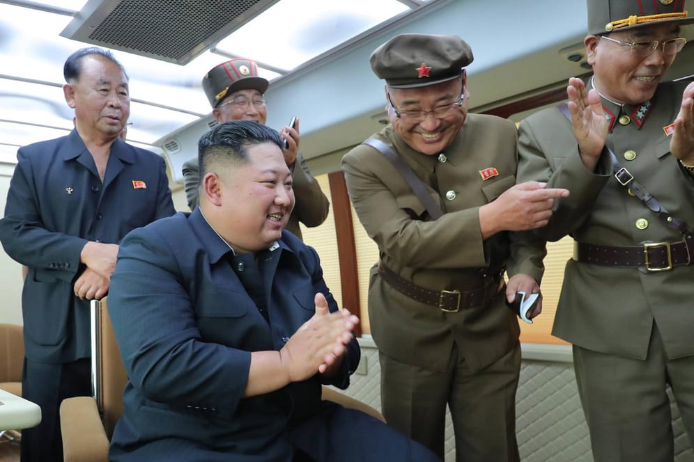 Kim Jong Un mit Militärs (Archivbild): Der nordkoreanische Machthaber will die militärische Stärke seines Landes ausbauen.