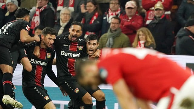 Jubel in Mainz: Die Bayer-Profis gehen mit einem Sieg in die Winterpause. Jubel in Mainz: Die Bayer-Profis gehen mit einem Sieg in die Winterpause.