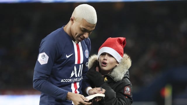 Machte einem kleinen Fan eine große Freude: PSG-Star Kylian Mbappé. Machte einem kleinen Fan eine große Freude: PSG-Star Kylian Mbappé.