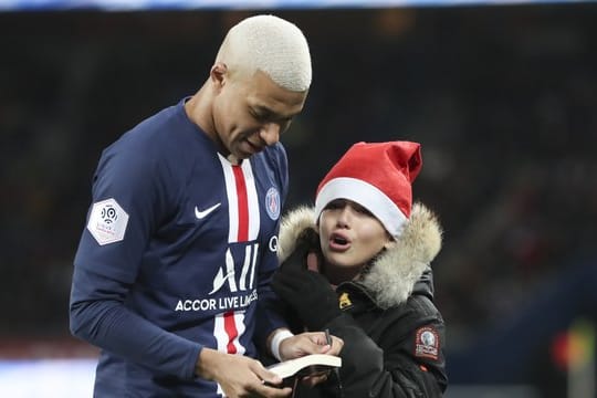 Machte einem kleinen Fan eine große Freude: PSG-Star Kylian Mbappé.