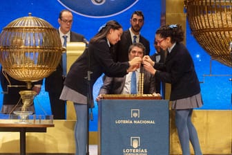 Schülerinnen der Ildefonso-Schule in Madrid ziehen die Losnummern des "El Gordo": Die spanische Weihnachtslotterie erfreut sich großer Beliebtheit.