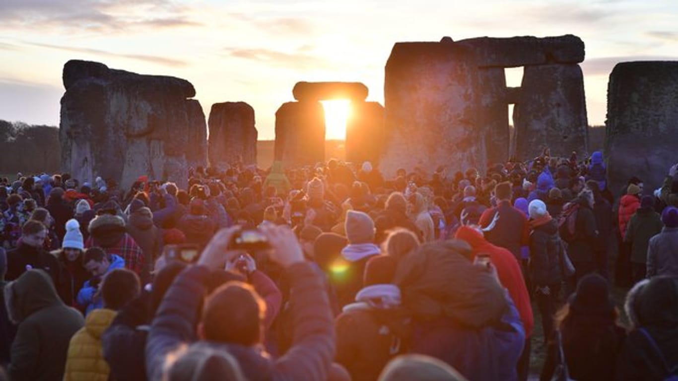 Tausende Menschen haben sich zur Wintersonnenwende in Stonehenge versammelt, um den Sonnenaufgang nach der längsten Nacht des Jahres zu erleben.
