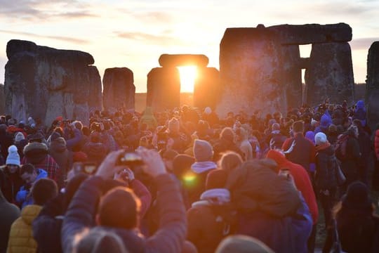 Tausende Menschen haben sich zur Wintersonnenwende in Stonehenge versammelt, um den Sonnenaufgang nach der längsten Nacht des Jahres zu erleben.