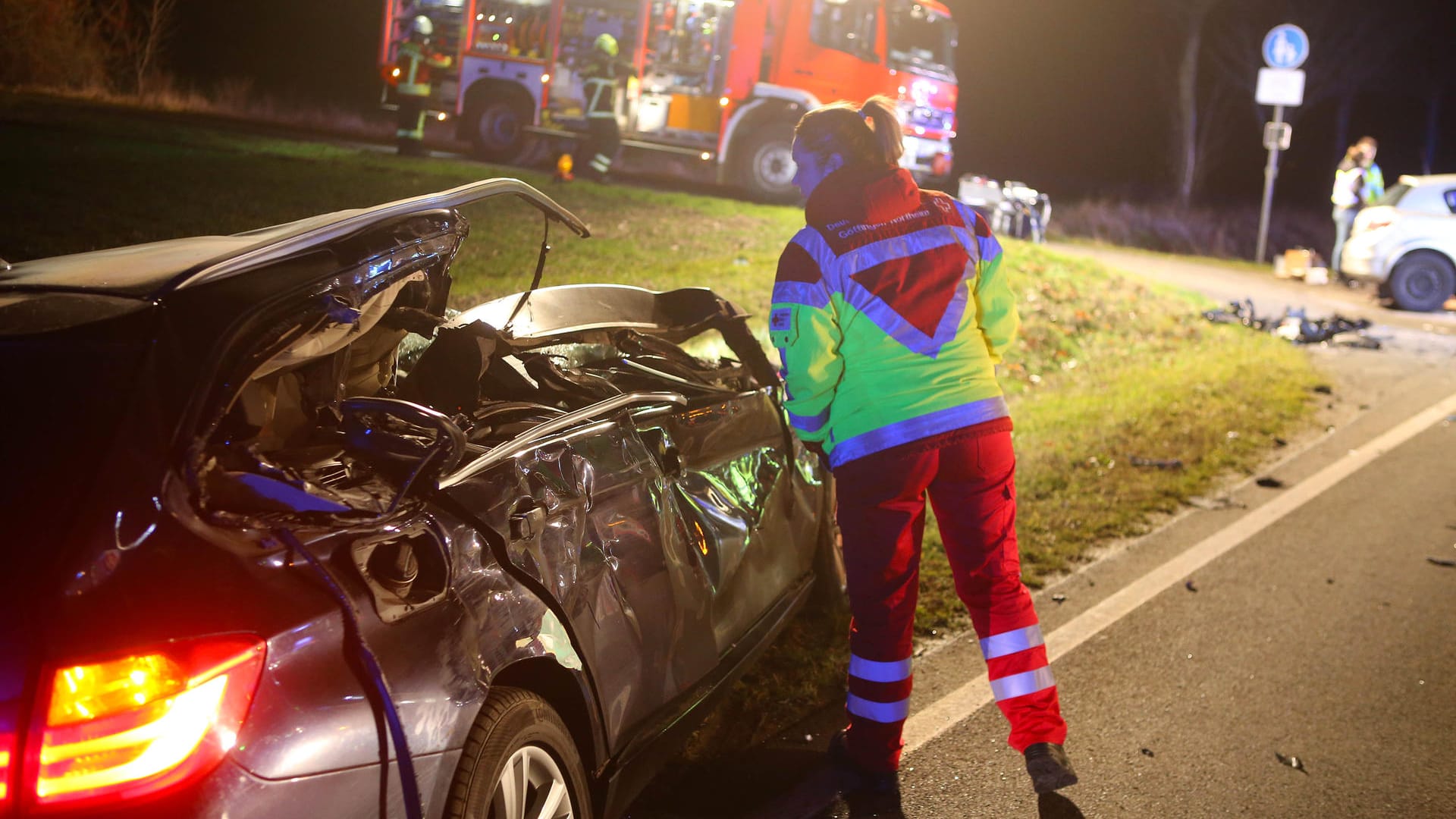 Schwerer Unfall auf der B3 bei Dransfeld: Vier Menschen starben, sieben wurden verletzt. Schwerer Unfall auf der B3 bei Dransfeld: Vier Menschen starben, sieben wurden verletzt.
