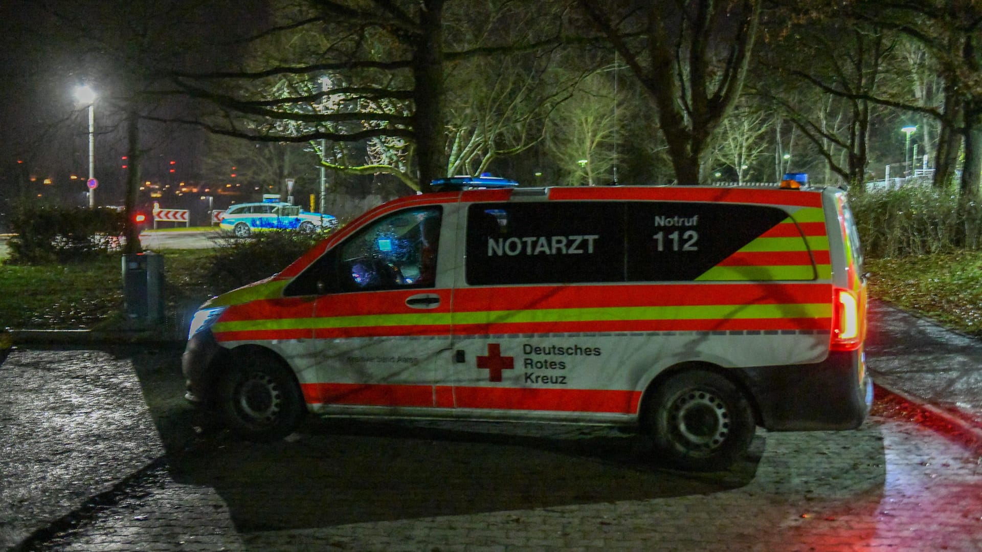 Notarztwagen (Symbolbild): Zwei Männer wurden bei einer privaten Feier leblos aus einem Pool geborgen. Notarztwagen (Symbolbild): Zwei Männer wurden bei einer privaten Feier leblos aus einem Pool geborgen.