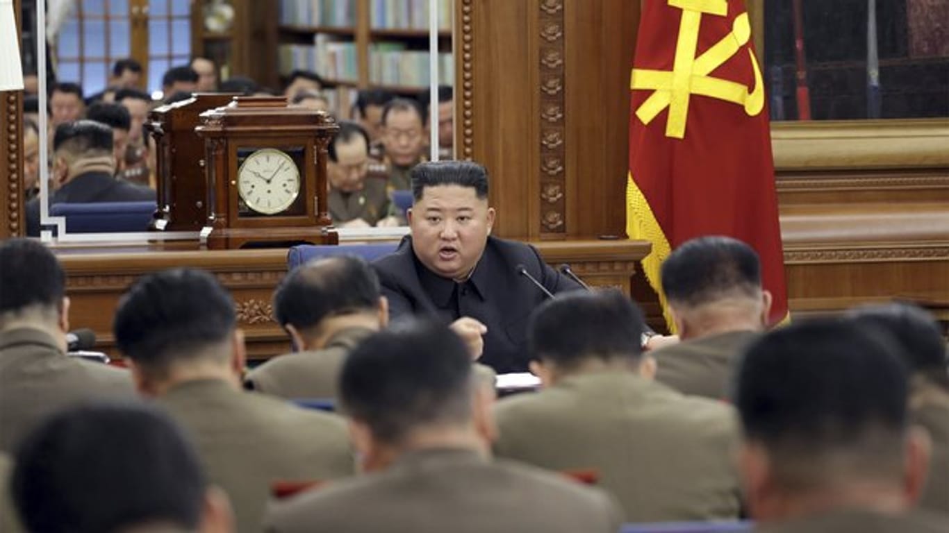 Das von der nordkoreanischen Regierung herausgegebene Foto zeigt Nordkoreas Machthaber Kim Jong Un während eines Treffens der Militärkommission der Arbeiterpartei.