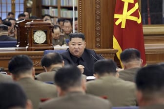 Das von der nordkoreanischen Regierung herausgegebene Foto zeigt Nordkoreas Machthaber Kim Jong Un während eines Treffens der Militärkommission der Arbeiterpartei.