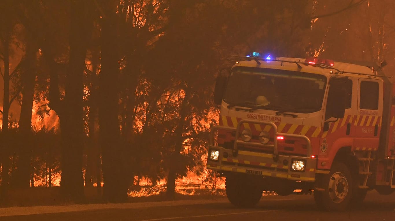 Ein Feuerwehrauto im Einsatz südwestlich von Sydney: Aufgrund der verheerenden Buschbrände ist in Australiens bevölkerungsreichstem Bundesstaat New South Wales erneut der Notstand ausgerufen worden.