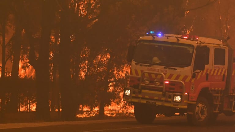 Ein Feuerwehrauto im Einsatz südwestlich von Sydney: Aufgrund der verheerenden Buschbrände ist in Australiens bevölkerungsreichstem Bundesstaat New South Wales erneut der Notstand ausgerufen worden.