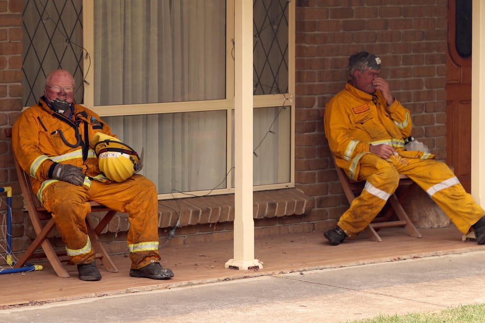Feuerwehrleute in Adelaide: Hunderte Feuer haben Australien seit Wochen im Griff. Die Feuerwehr ist im Dauereinsatz.