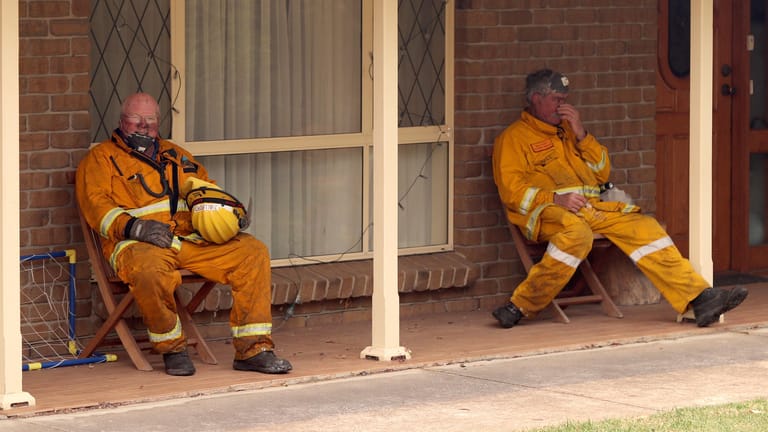 Feuerwehrleute in Adelaide: Hunderte Feuer haben Australien seit Wochen im Griff. Die Feuerwehr ist im Dauereinsatz.