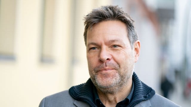 Der Bundesvorsitzende von Bündnis 90/Die Grünen: Robert Habeck spricht vor einer Sitzung seiner Partei zu Medienvertretern.