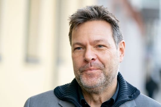 Der Bundesvorsitzende von Bündnis 90/Die Grünen: Robert Habeck spricht vor einer Sitzung seiner Partei zu Medienvertretern.