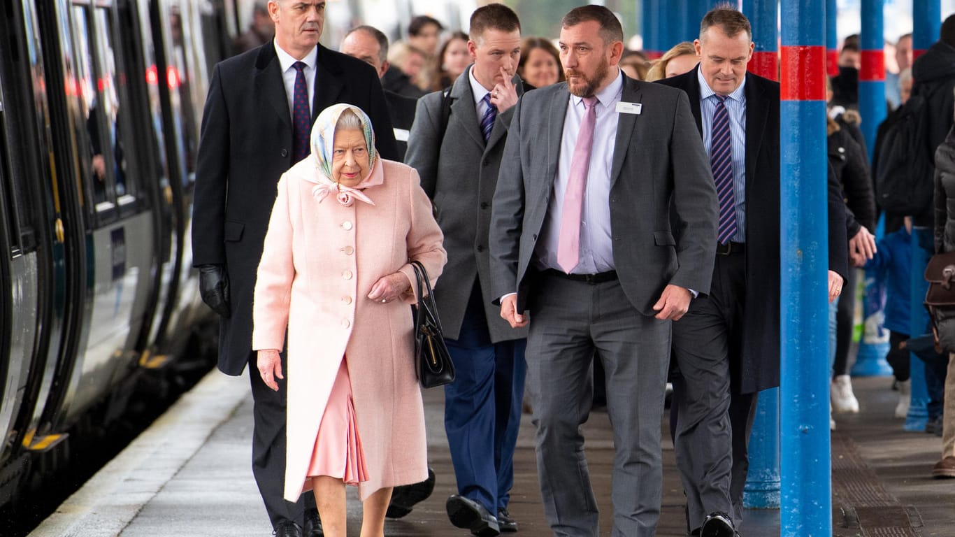 Ganz in Rosa: Die Queen ist am 20. Dezember in Norfolk am Bahnhof King’s Lynn angekommen und hat damit ihre Winterpause eingeläutet.