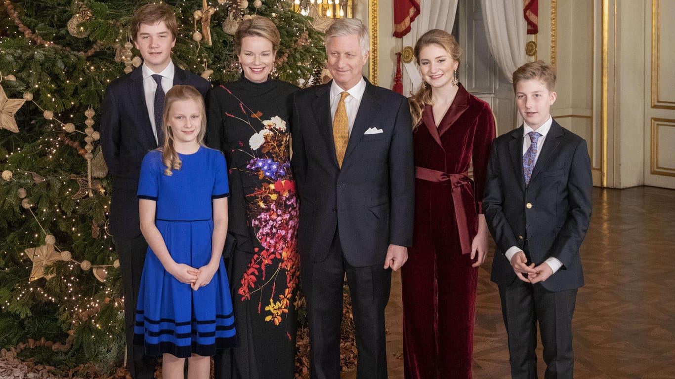 Königin Mathilde und König Philippe von Belgien: Das Paar posiert nach dem royalen Weihnachtskonzert am 18. Dezember 2019 mit seinen vier Kindern Eléonore, Gabriel, Emmanuel und Elisabeth im Palast.