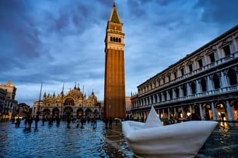 Der Markusplatz in Venedig: Erst im November hieß es in der Lagunenstadt "Land unter!", nun steht die Stadt wieder unter Wasser. Italien leidet erneut unter heftigen Unwettern. (Archivbild)