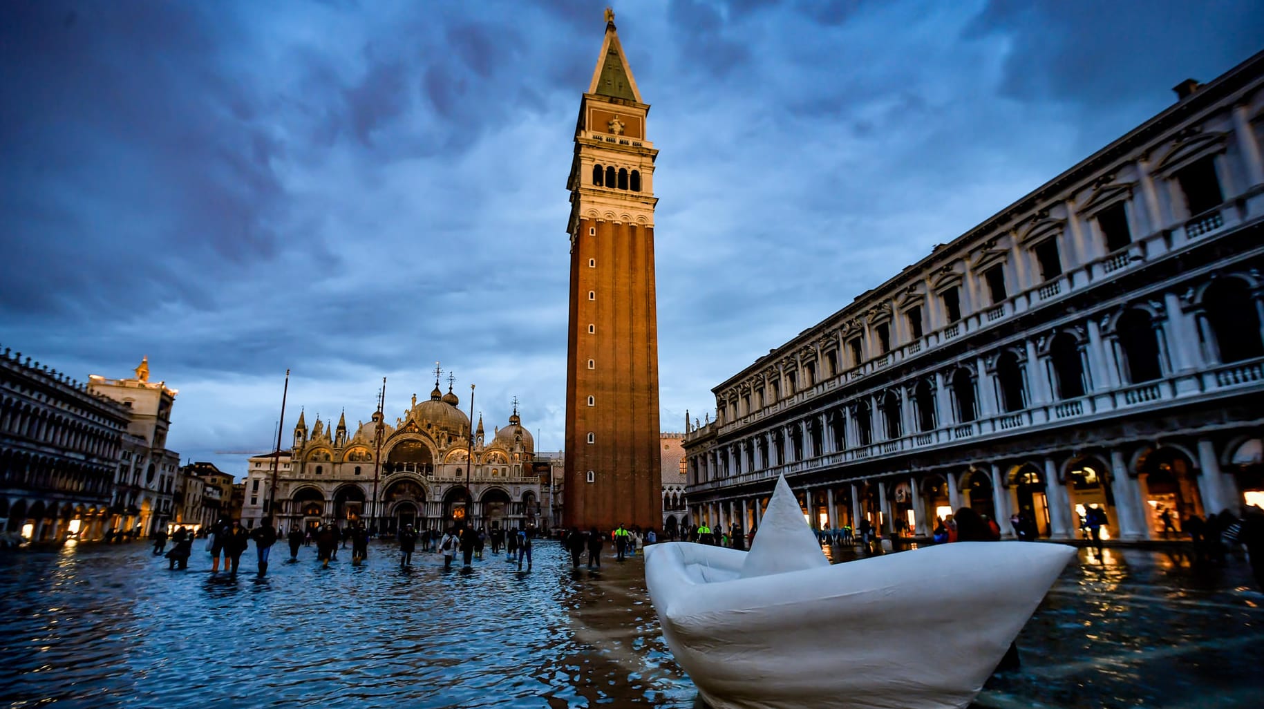 Der Markusplatz in Venedig: Erst im November hieß es in der Lagunenstadt "Land unter!", nun steht die Stadt wieder unter Wasser. Italien leidet erneut unter heftigen Unwettern. (Archivbild)