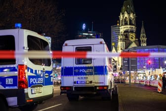 Polizeiwagen blockieren die Zufahrt zum Breitscheidplatz: In Berlin kam es erneut zu einem Großeinsatz auf dem Weihnachtsmarkt an der Gedächtniskirche – zu Recht sagt der Innensenator.