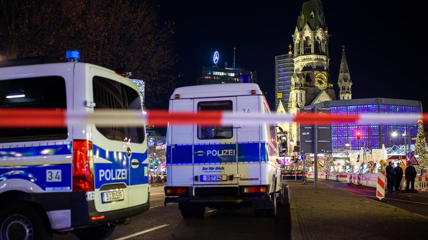Polizeiwagen blockieren die Zufahrt zum Breitscheidplatz: In Berlin kam es erneut zu einem Großeinsatz auf dem Weihnachtsmarkt an der Gedächtniskirche – zu Recht sagt der Innensenator.