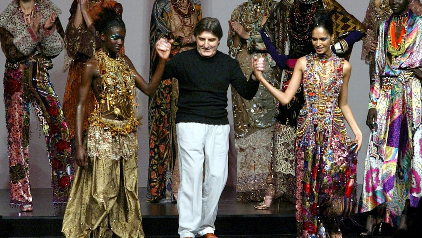 Emanuel Ungaro am Ende seiner Fashion Show im Jahr 2002 in Paris.