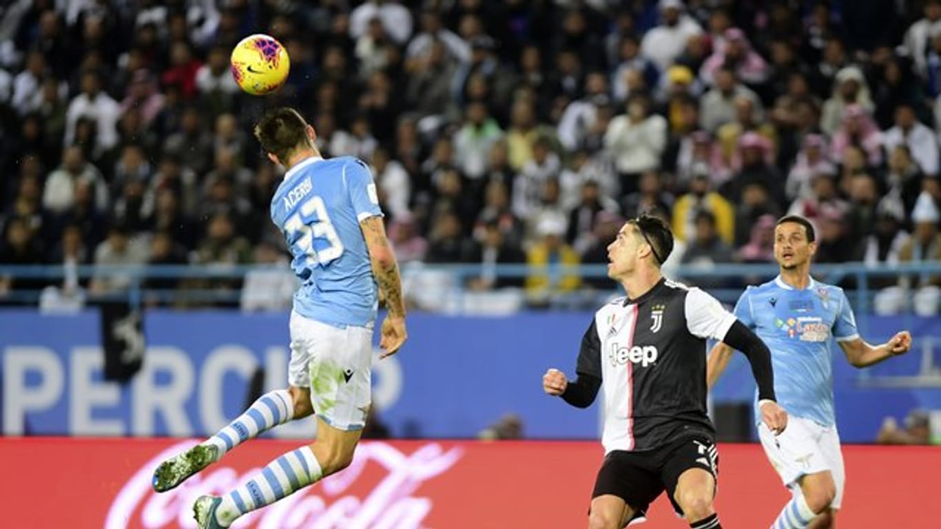 Lazios Francesco Acerbi (l) spielt den Ball neben Turins Christiano Ronaldo (M).