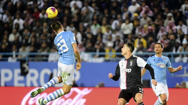 Lazios Francesco Acerbi (l) spielt den Ball neben Turins Christiano Ronaldo (M).