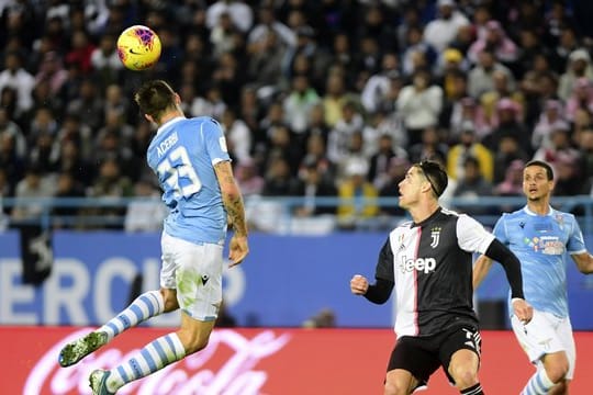 Lazios Francesco Acerbi (l) spielt den Ball neben Turins Christiano Ronaldo (M).